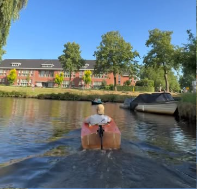 Op de boot richting de stad