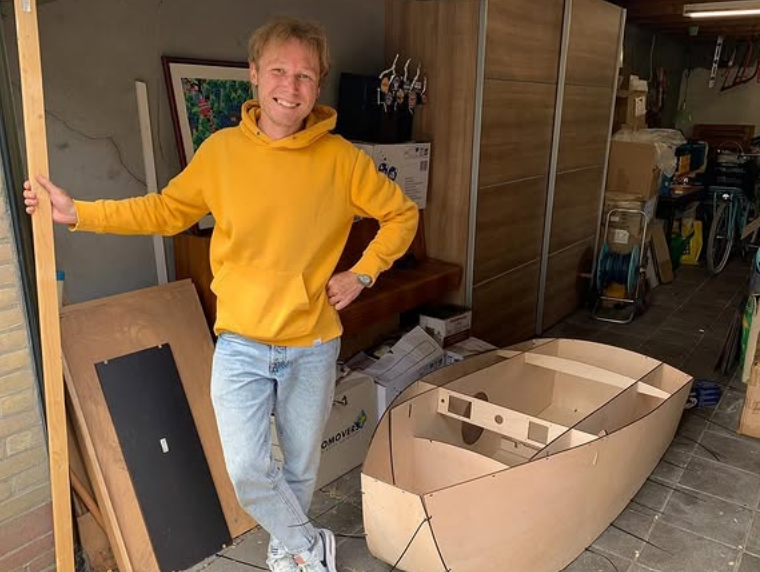 Tolik in zijn werkplaats, bezig met het bouwen van een Selfboats bootje